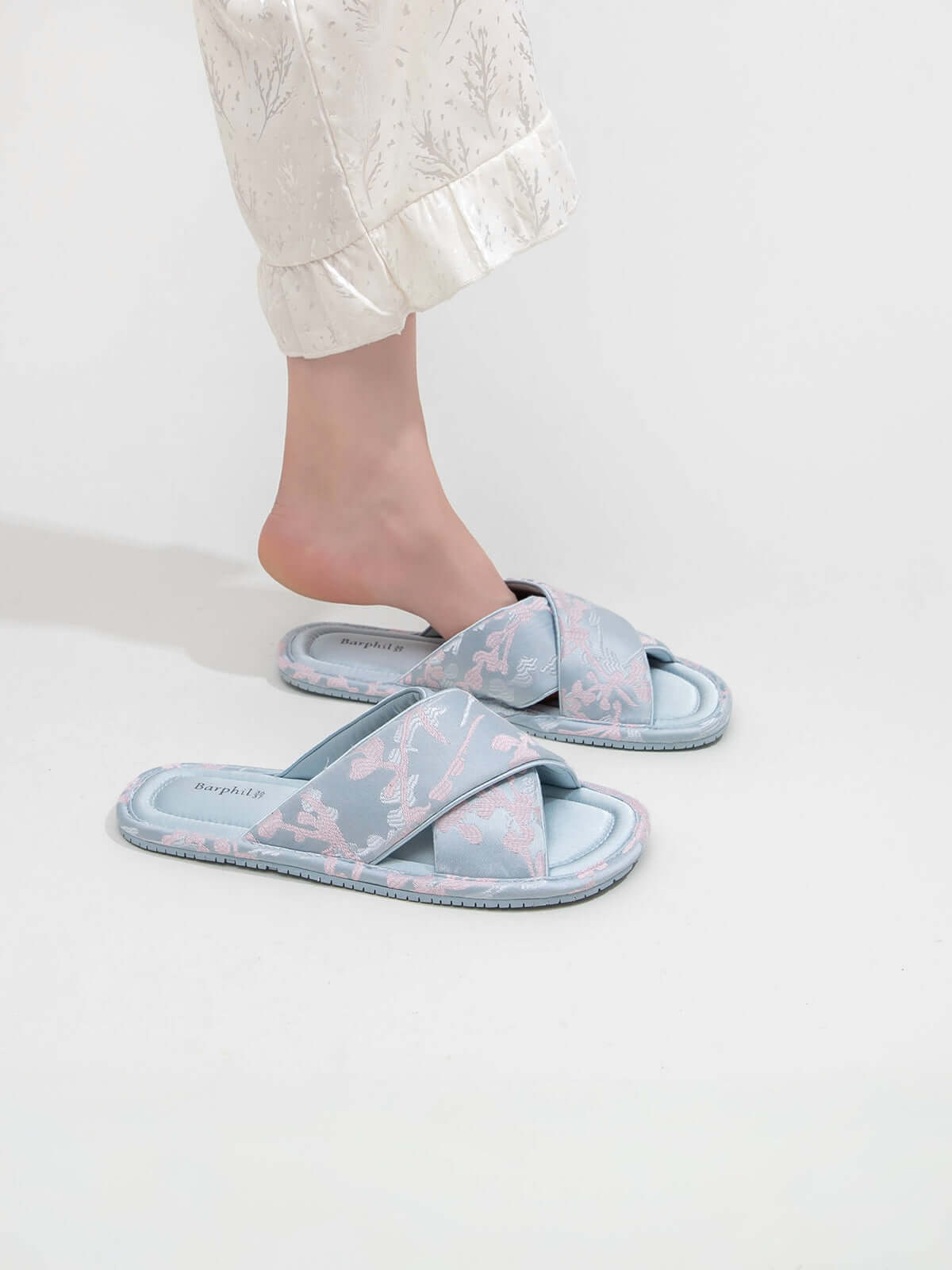 Mules brodées classiques à brides croisées