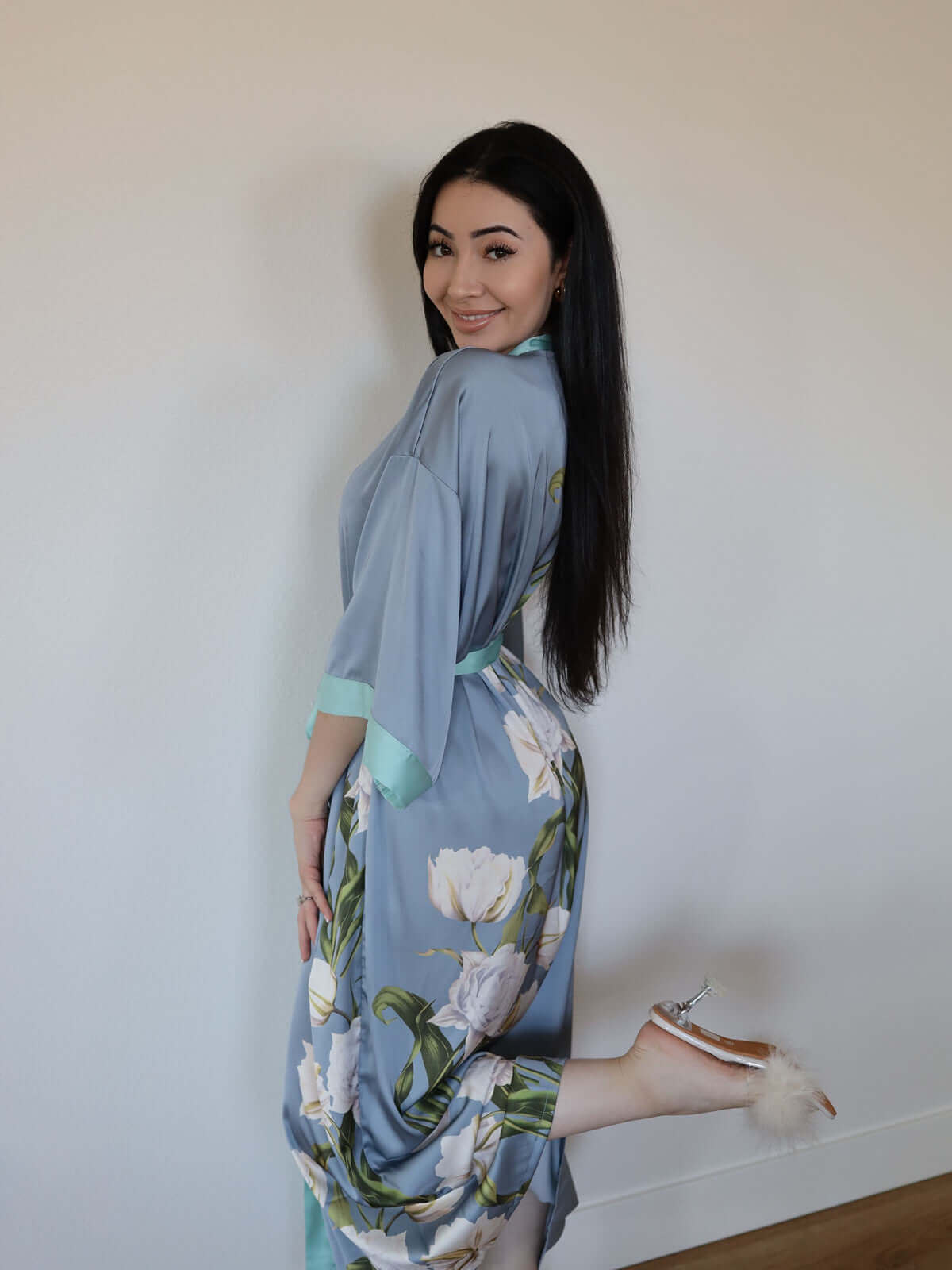 Bata kimono con flores de peonía