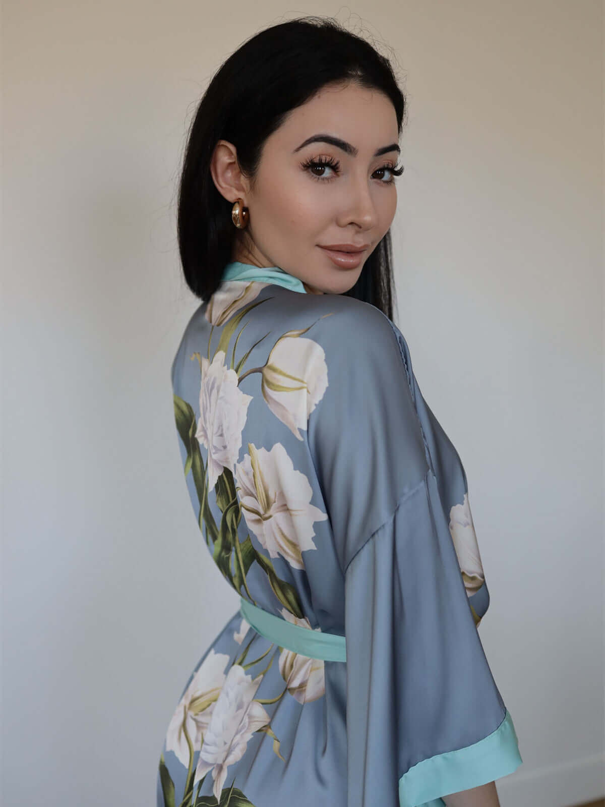Bata kimono con flores de peonía