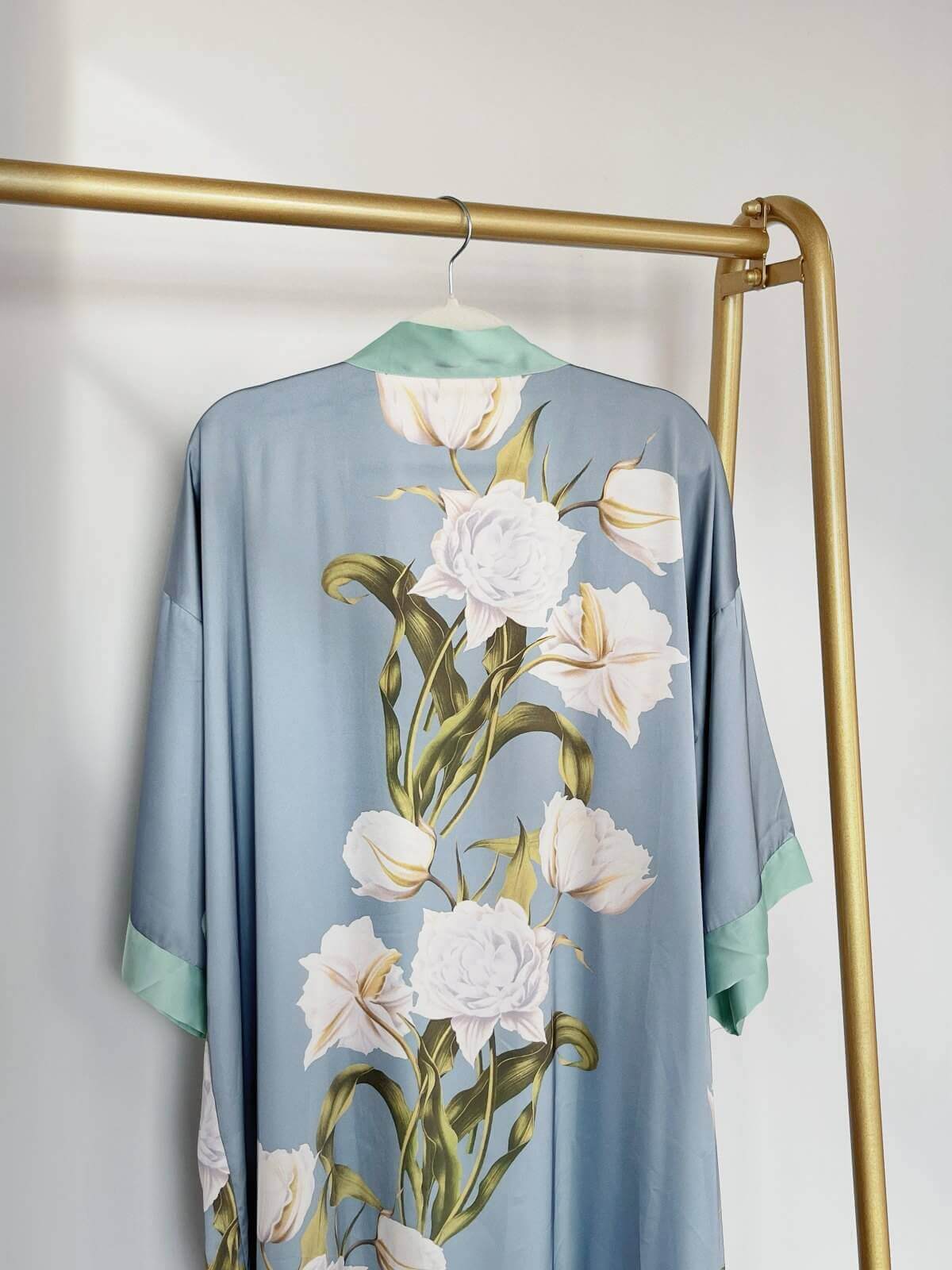 Bata kimono con flores de peonía