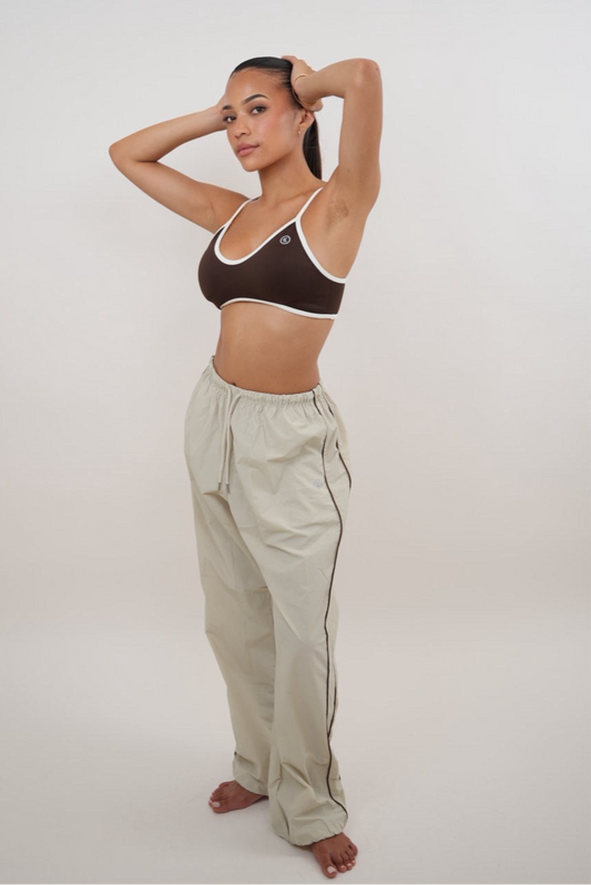 Pantalón beige de corte relajado y versátil "Acepto el cambio con gracia"