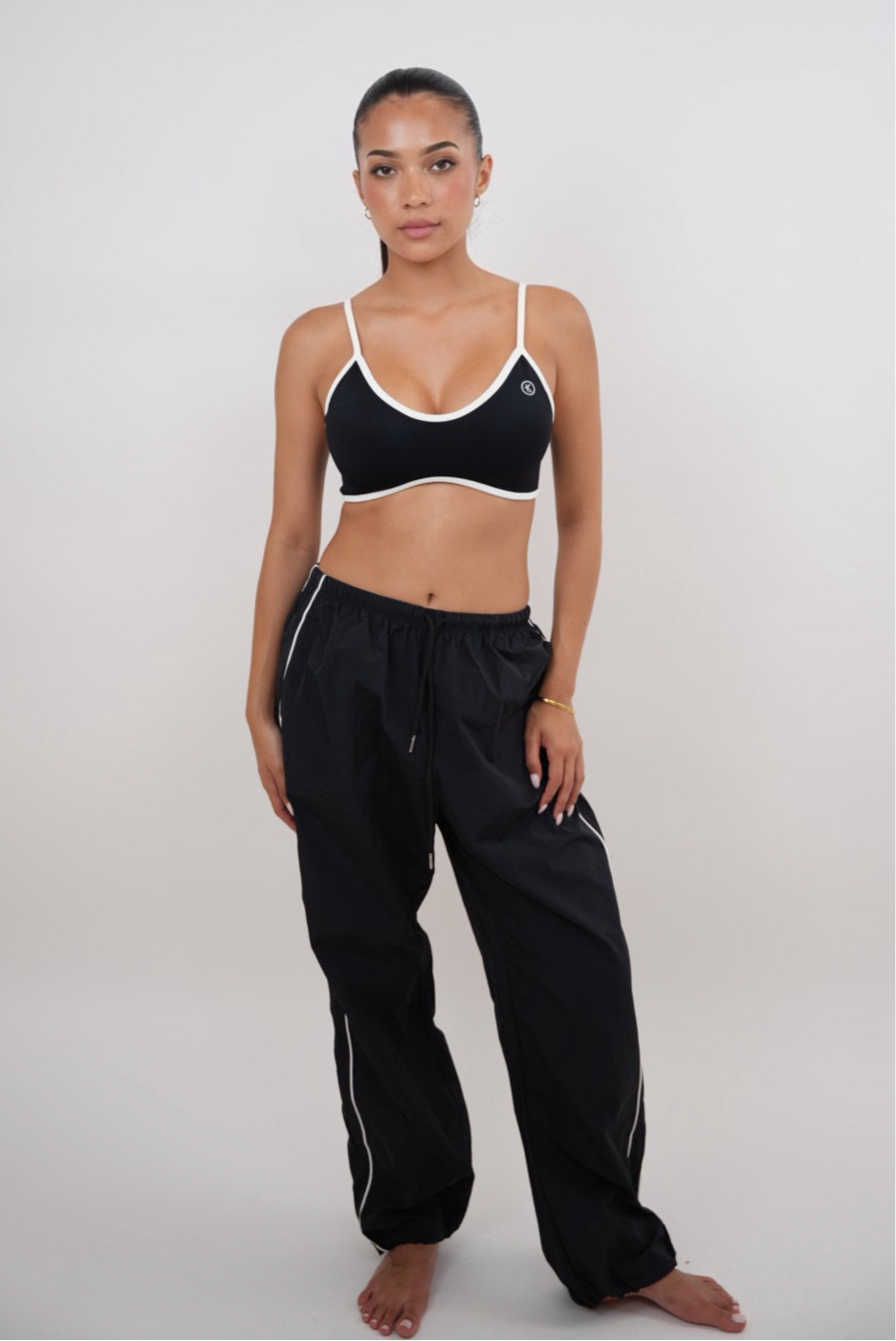 Pantalón negro versátil de corte relajado "Acepto el cambio con gracia"