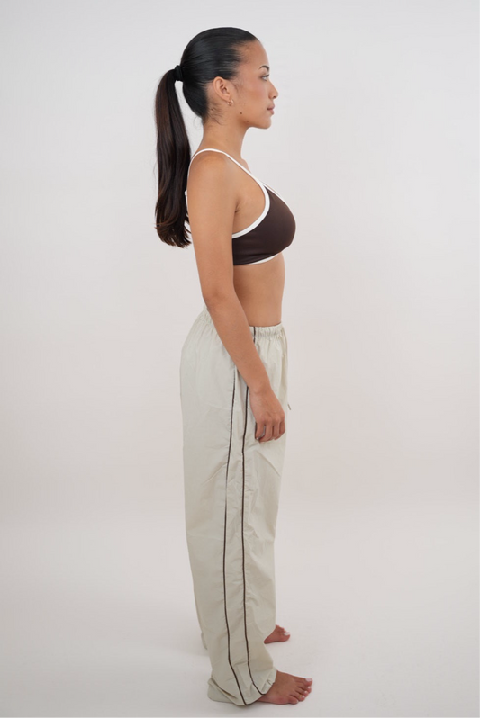 Pantalón beige de corte relajado y versátil "Acepto el cambio con gracia"