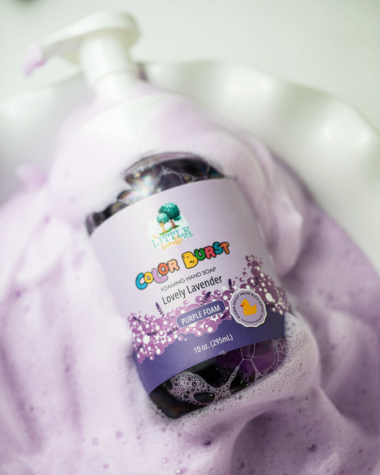 Savon moussant coloré non toxique. Mousse violette parfumée à la lavande