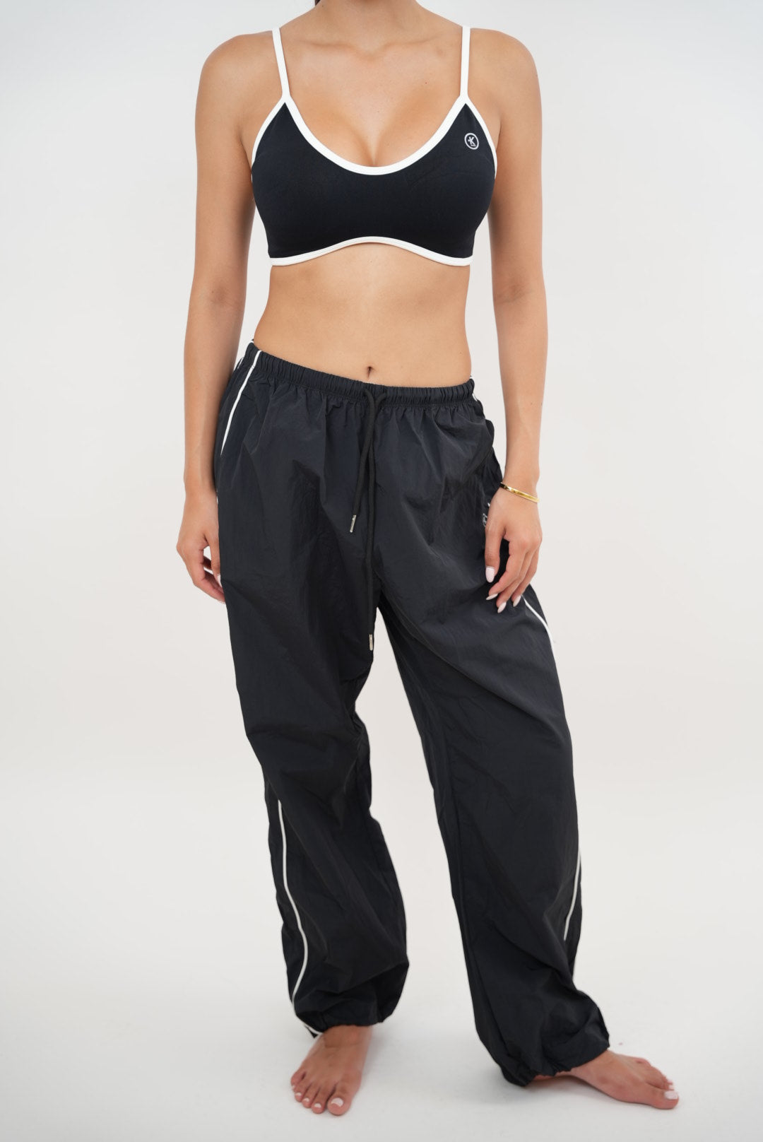 Pantalón negro versátil de corte relajado "Acepto el cambio con gracia"