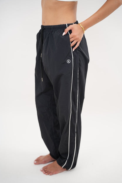 Pantalón negro versátil de corte relajado "Acepto el cambio con gracia"