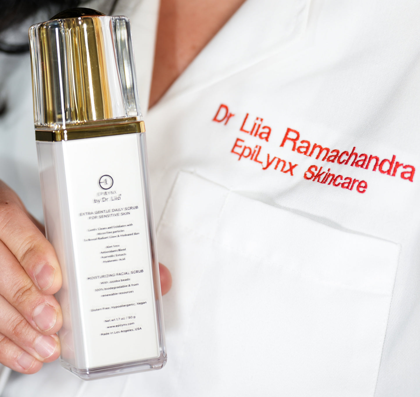 Exfoliante facial suave: ácido hialurónico, aloe vera y perlas de jojoba biodegradables.