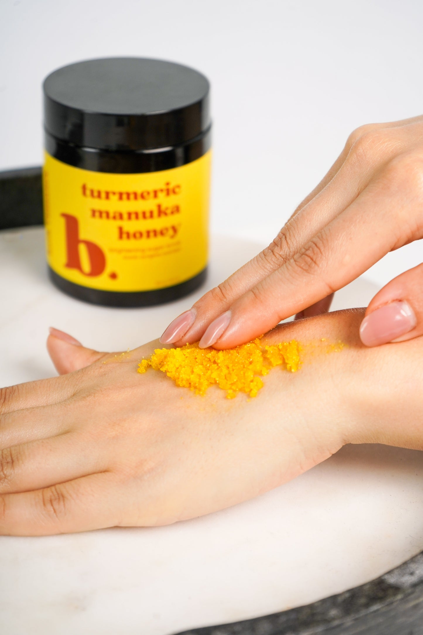 Exfoliante de azúcar con cúrcuma y miel de mānuka - aroma icónico a resplandor solar