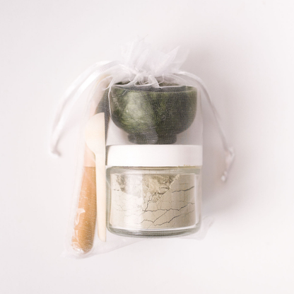 Mascarilla de arcilla restauradora para el cuidado de la piel.