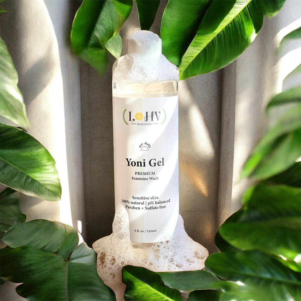 Gel íntimo LOHV YONI PREMIUM Herbal con pH equilibrado: elimina el mal olor, limpia la vulva y mantiene un pH saludable con aceite de palmiste, aceite de rosa y hoja de aloe vera.