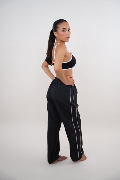 Pantalón negro versátil de corte relajado "Acepto el cambio con gracia"