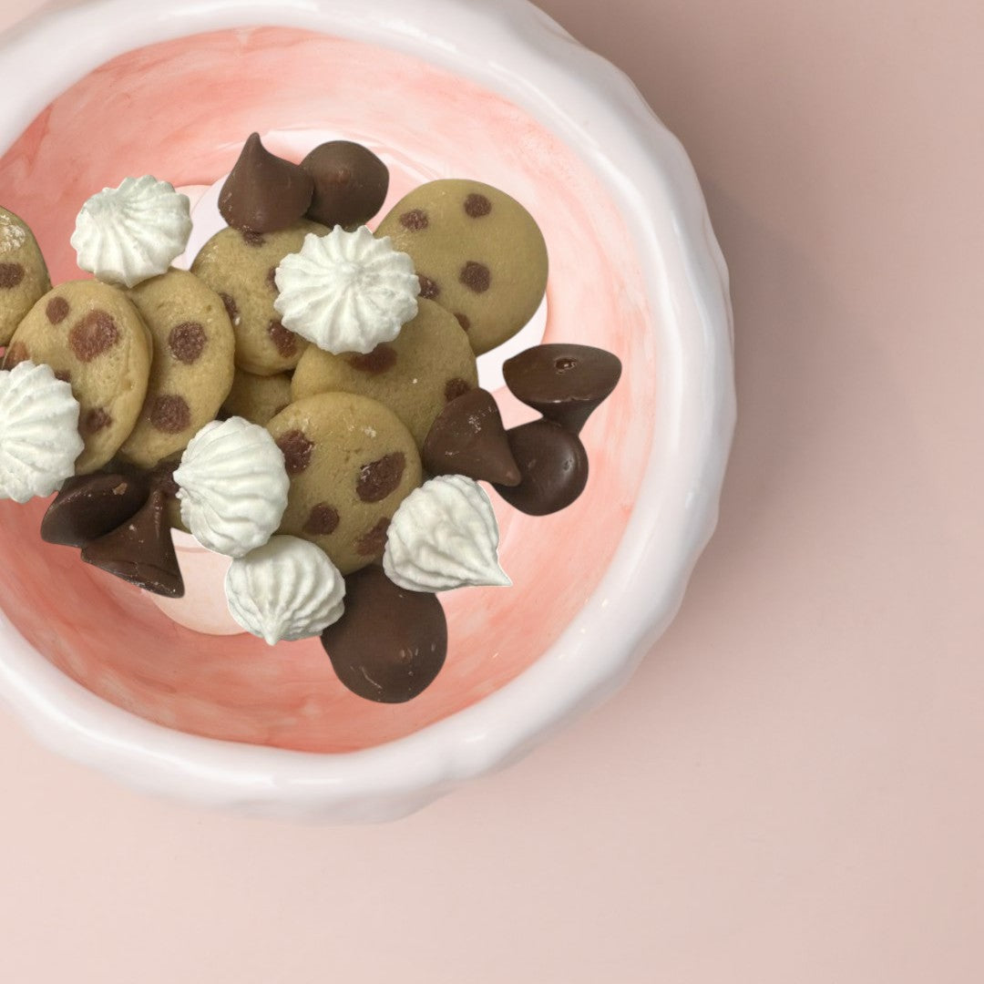 Cera derretida con chispas de chocolate y galletas con crema