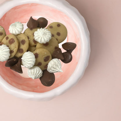 Cera derretida con chispas de chocolate y galletas con crema