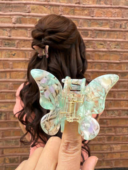 Pinza para el pelo con forma de mariposa jaspeada