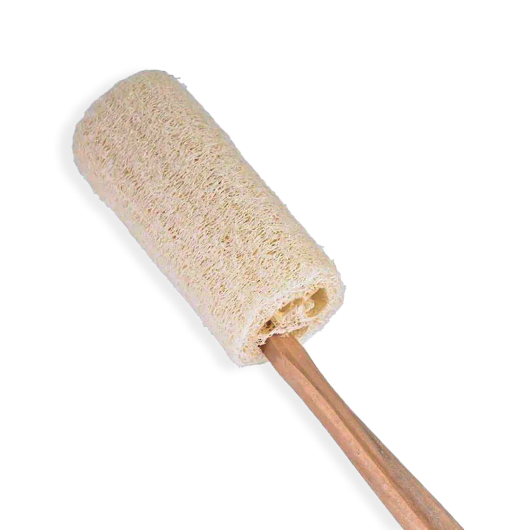 Cepillo de baño de lufa natural con mango largo.