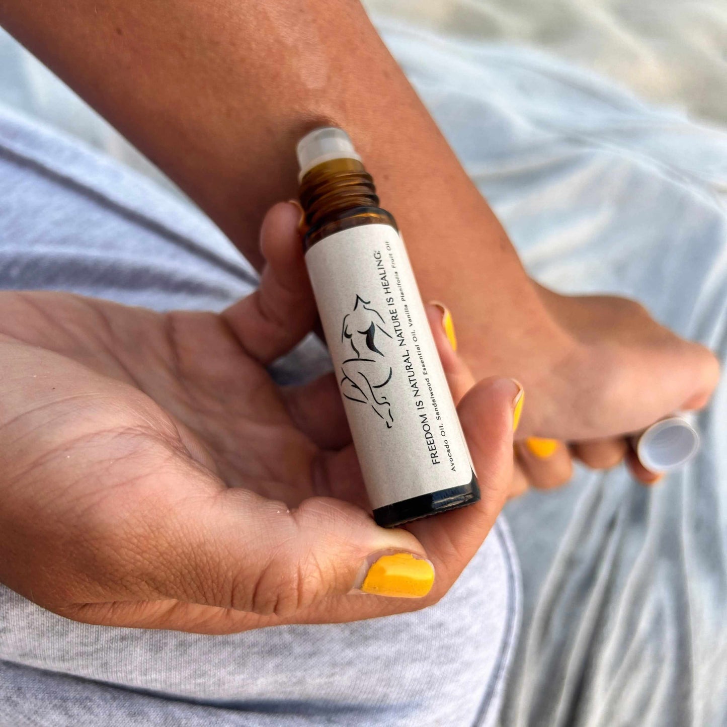 Aceite roll-on Bare Cashmere Essence