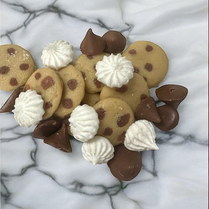 Cera derretida con chispas de chocolate y galletas con crema