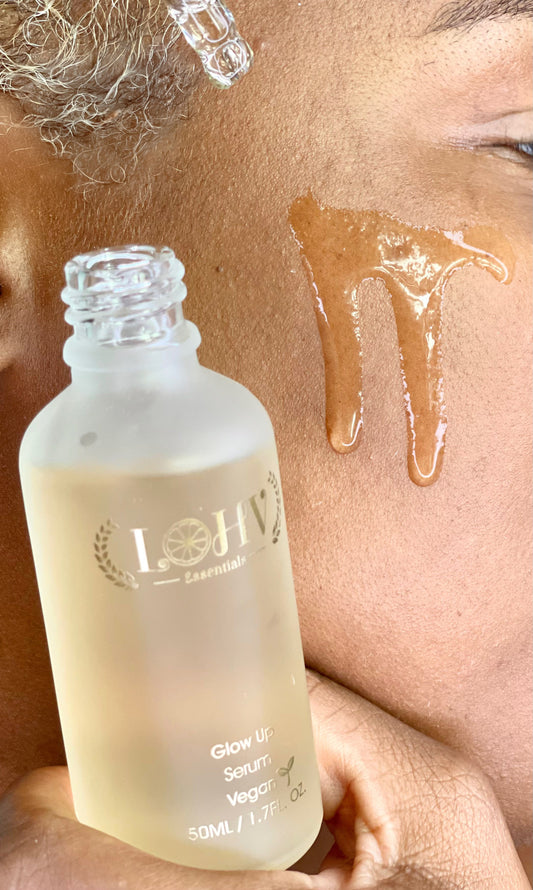 Suero tónico iluminador premium 100 % vegano con ácido hialurónico, niacinamida, hoja de camelia, vitamina E y agua de rosas.