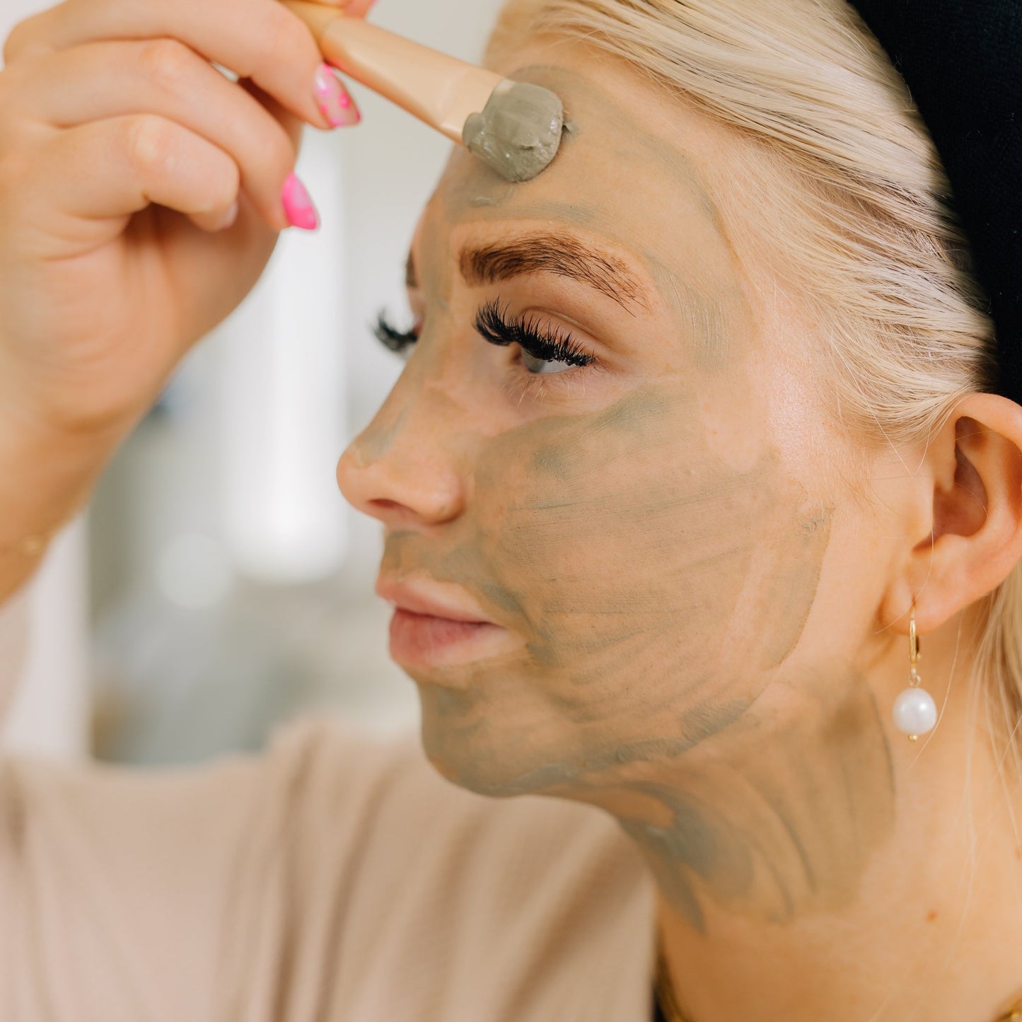 Mascarilla de arcilla restauradora para el cuidado de la piel.
