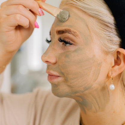 Mascarilla de arcilla restauradora para el cuidado de la piel.