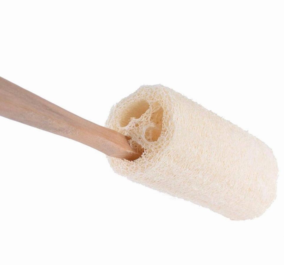 Cepillo de baño de lufa natural con mango largo.