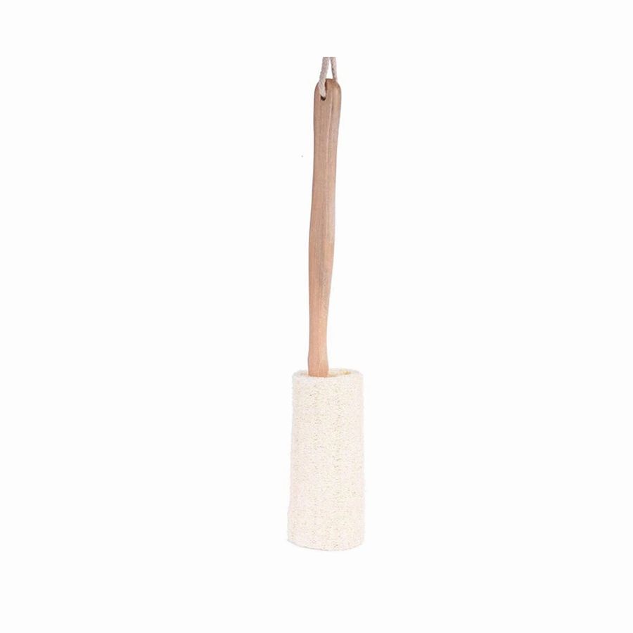 Cepillo de baño de lufa natural con mango largo.
