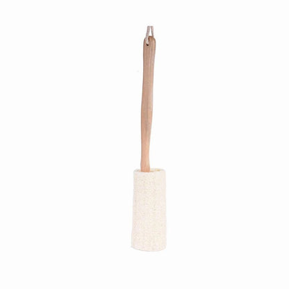 Cepillo de baño de lufa natural con mango largo.