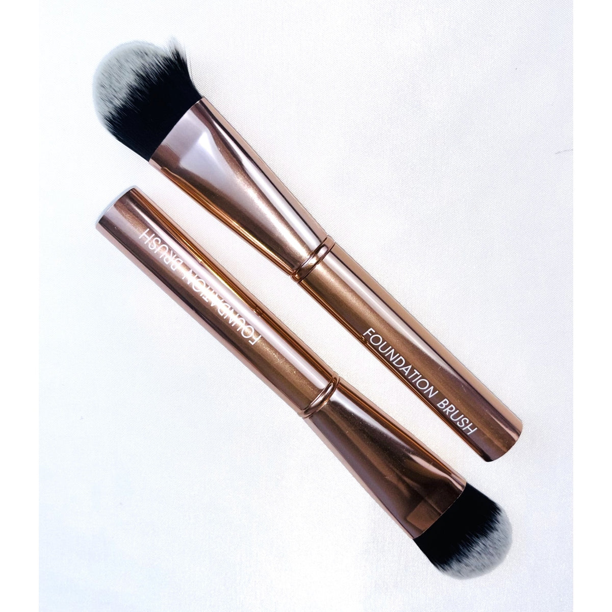 Brocha para base de maquillaje de oro rosa