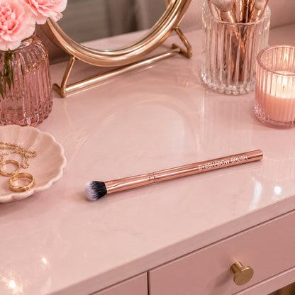 Pincel para sombras de ojos en oro rosa